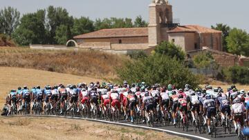 Pelotón compacto con el esprint en el punto de mira