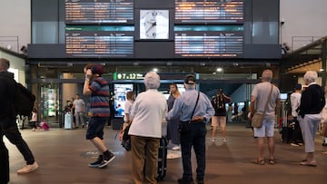 Cientos de usuarios de la l¨ªnea Madrid-Sevilla afectados por los retrasos en la estaci¨®n de Santa Justa a 04 de septiembre del 2023 en Sevilla (Andaluc¨ªa, Espa?a). Cientos de usuarios de la relaci¨®n ferroviaria Madrid-Sevilla, tanto de Renfe como de otros operadores privados, se est¨¢n viendo afectados por retrasos de diversa consideraci¨®n pese al restablecimiento de la circulaci¨®n, con l¨ªmite de velocidad, eso s¨ª, entre Mora y La Sagra, en la provincia de Toledo, en lo que respecta a la l¨ªnea AVE Madrid-Sevilla.
04 SEPTIEMBRE 2023
Eduardo Briones / Europa Press
04/09/2023