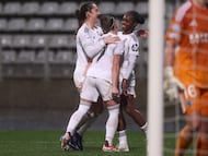 Real Madrid's Spanish forward #07 Athenea del Castillo (C) celebrates with teammates after scoring Real Madrid's first goal during the UEFA Women's Champions League knockout round first leg play-off football match between Paris FC and Real Madrid at the Stade Charlety, in Paris, on February 11, 2026. (Photo by Guillaume BAPTISTE / AFP)