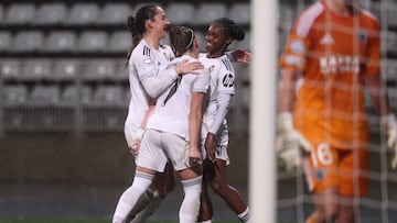 Real Madrid's Spanish forward #07 Athenea del Castillo (C) celebrates with teammates after scoring Real Madrid's first goal during the UEFA Women's Champions League knockout round first leg play-off football match between Paris FC and Real Madrid at the Stade Charlety, in Paris, on February 11, 2026. (Photo by Guillaume BAPTISTE / AFP)