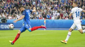 1-0. Olivier Giroud anotó el primer gol.