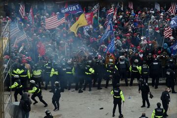 Los manifestantes pro-Trump irrumpieron en el Capitolio tras derribar 4 capas de vallas de seguridad, mostrando su inconformidad con los resultados de las elecciones presidenciales del 2020, mismas en las que el dem¨®crata, Joe Biden, le quit¨® la reelecci¨®n a Donald Trump, resultando el 46? Presidente electo de los Estados Unidos.