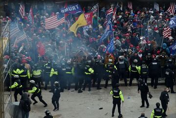 Los manifestantes pro-Trump irrumpieron en el Capitolio tras derribar 4 capas de vallas de seguridad, mostrando su inconformidad con los resultados de las elecciones presidenciales del 2020, mismas en las que el demócrata, Joe Biden, le quitó la reelección a Donald Trump, resultando el 46º Presidente electo de los Estados Unidos. 