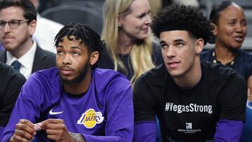 Brandon Ingram y Lonzo Ball, durante un partido de pretemporada con los Lakers.