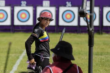 Valentina Acosta fue la primera deportista de nuestro país en ver acción en estos Juegos Olímpicos en la ronda clasificatoria de individual femenino en Tiro con Arco. La risaraldense terminó en la casilla 50 con 627 puntos de 720 posibles. Enfentará en los 32vos de final, fase que se llevará a cabo entre el 27 y 28 de julio, a la británica Sarah Bettles.