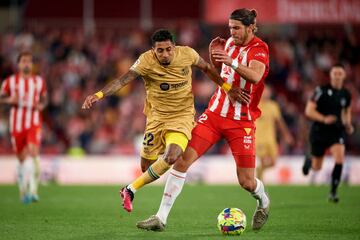 Srdan Babic de la UD Almería compite por el balón con Raphinha del FC Barcelona durante el partido de LaLiga Santander entre la UD Almería y el FC Barcelona.