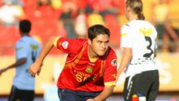 Manuel Neira jugando por Uni&oacute;n Espa&ntilde;ola el 2009 y enfrentado a Colo Colo.