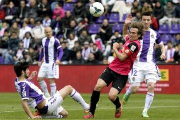 El jugador del UD Almería Corona intenta hacerse con el balón ante los jugadores del Real Valladolid Marc Valiente y Rukavina, durante el partido correspondiente a la 31 jornada de la Liga BBVA de fútbol disputado esta mañana en el Estadio José Zorrilla.