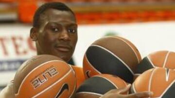 Biyombo paga su cláusula y ya puede jugar con Charlotte