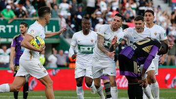 ELCHE, 11/03/2023.- El delantero del Elche Tete Morente (i) celebra su gol ante el Valladolid, durante el partido de Liga que el Elche y el Valladolid disputan este sábado en el estadio Martínez Valero de Elche. EFE / Manuel Lorenzo
