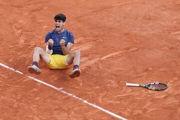 Alcaraz celebra su primer t¨ªtulo en Roland Garros.