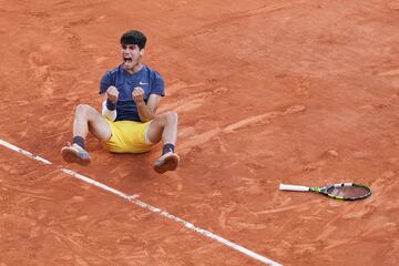 Alcaraz celebra su primer título en Roland Garros. 