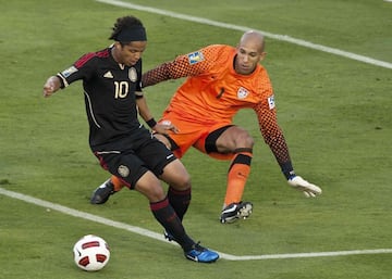 Gio recibió de Torrado un balón dentro del área, de espaldas y con la marca de Tim Howard, el mexicano comenzó a jugar con la conducción, se llevó al guardameta hasta los límites del área junto a un defensor, Giovani definió sin voltear a la portería.