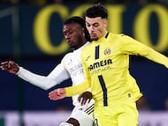 VILLARREAL, SPAIN - JANUARY 24: Eduardo Camavinga of Real Madrid competes for the ball with Georges Mikautadze of Villarreal CF during the LaLiga EA Sports match between Villarreal CF and Real Madrid CF at Estadio de la Ceramica on January 24, 2026 in Villarreal, Spain. (Photo by Manuel Queimadelos/Quality Sport Images/Getty Images)