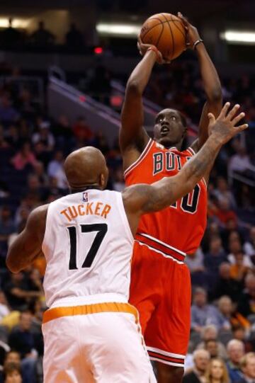 Tony Snell antes P.J. Tucker.