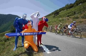Aficionados del Tour de Francia 2015 esperan al pelotón durante la etapa undécima entre Pau y Cauterets en las montañas del Pirineo francés.