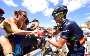 Alejandro Valverde firma autógrafos en la salida.