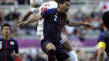 El japonés Yuhei Tokunaga y el marroquí Soufiane Bidaqi durante el partido.