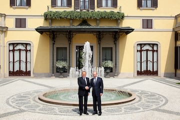 Apretón de manos entre Silvio Berlusconi Vladimir Putin en la Villa Mellerio "Il Gernetto", un palacio rural ubicado cerca de la ciudad de Lesmo, en la Provincia de Monza y Brianza.