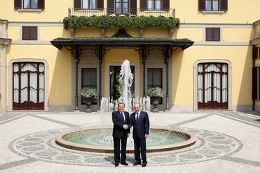 Apretón de manos entre Silvio Berlusconi Vladimir Putin en la Villa Mellerio "Il Gernetto", un palacio rural ubicado cerca de la ciudad de Lesmo, en la Provincia de Monza y Brianza.
