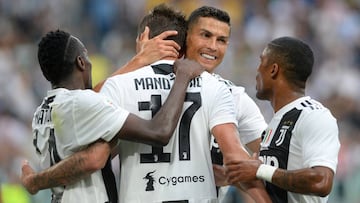 Soccer Football - Serie A - Juventus v Lazio - Allianz Stadium, Turin, Italy - August 25, 2018  Juventus&#039; Mario Mandzukic celebrates scoring their second goal with Cristiano Ronaldo and team mates   REUTERS/Massimo Pinca