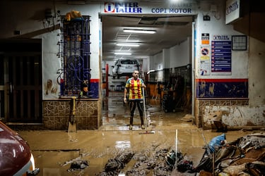 Una persona limpia su taller, a 6 de noviembre de 2024, en Paiporta, Valencia.