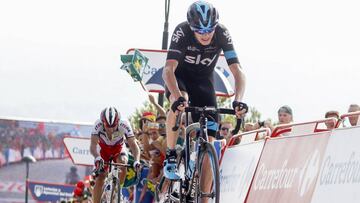Chris Froome cruza la línea de meta en la llegada a la Cumbre del Sol en la Vuelta a España 2015.