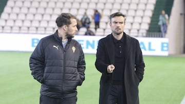 16-03-25. RUBÉN ALBÉS, CON SU AYUDANTE IVÁN CABEZUDO, ANTES DE COMENZAR EL PARTIDO DEL SPORTING EN CÓRDOBA.