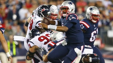 FOXBORO, MA - SEPTEMBER 22: Benardrick McKinney #55 of the Houston Texans tackles Jacoby Brissett #7 of the New England Patriots during the first half at Gillette Stadium on September 22, 2016 in Foxboro, Massachusetts.   Adam Glanzman/Getty Images/AFP
 == FOR NEWSPAPERS, INTERNET, TELCOS &amp; TELEVISION USE ONLY ==