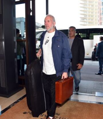 Gregg Popovich no está muy preocupado por la moda.