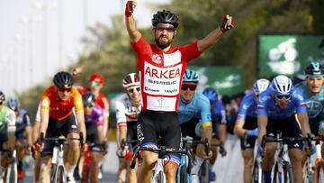 El ciclista del Ark&eacute;a-Samsic Nacer Bouhanni celebra su victoria en la cuarta etapa del Tour de Arabia Saud&iacute;.