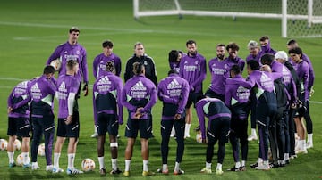 Los jugadores del Real Madrid escuchan a Ancelotti durante el último entrenamiento en Riad.