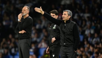Athletic Bilbao's Spanish coach Ernesto Valverde (R) gestures to players during the Copa del Rey (King's Cup) semi final second leg football match between Real Sociedad and Athletic Club Bilbao at thep Anoeta Stadium in San Sebastian on March 4, 2026. (Photo by ANDER GILLENEA / AFP)