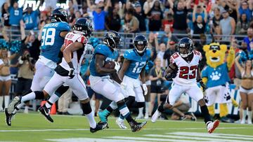 JACKSONVILLE, FL - AUGUST 25: Leonard Fournette #27 of the Jacksonville Jaguars crosses the goal line for a touchdown during a preseason game against the Atlanta Falcons at TIAA Bank Field on August 25, 2018 in Jacksonville, Florida.   Sam Greenwood/Getty Images/AFP
 == FOR NEWSPAPERS, INTERNET, TELCOS &amp; TELEVISION USE ONLY ==