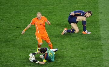 A falta de ocho minutos para el final, Arjen Robben se volvió a plantar delante de Casillas. Esta vez molestado por Puyol y por Piqué, no puede llegar a rematar ante Casillas. El extremo holandés pediría penalti ante un forcejeo con Puyol…