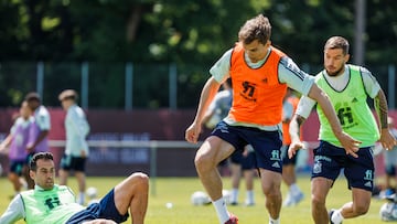 Los jugadores de la selección española de fútbol durante el entrenamiento llevado a cabo este martes en Suiza, para preparar su partido de este jueves frente a Suiza.