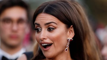 Penelope Cruz con cara de sorpresa a su llegada a la inauguración de la 71ª edición del Festival de Cannes con la proyección de la película "Todos lo saben".