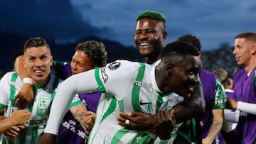 . MEDELLÍN (COLOMBIA), 14/05/2025.- Jugadores de Atlético Nacional celebran un gol este miércoles, en un partido de la fase de grupos de la Copa Libertadores entre Atlético Nacional y Bahía, en el estadio Atanasio Girardot de Medellín (Colombia). EFE/ Stringer
