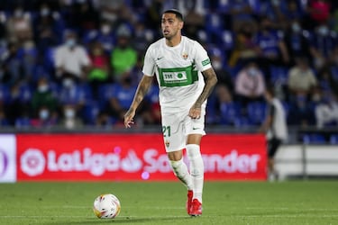 Tras varios años en Alemania, en 2021, firmó por el Elche, donde se convirtió en un mediocentro clave por su equilibrio entre recuperación y distribución. Estuvo dos temporadas vistiendo la camiseta franjiverde, marchándose en 2023 tras el descenso del equipo ilicitano a Segunda.