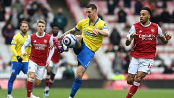 LONDON, ENGLAND - MAY 23: Lewis Dunk of Brighton &amp; Hove Albion is put under pressure by Pierre-Emerick Aubameyang of Arsenal   during the Premier League match between Arsenal and Brighton &amp; Hove Albion at Emirates Stadium on May 23, 2021 in London