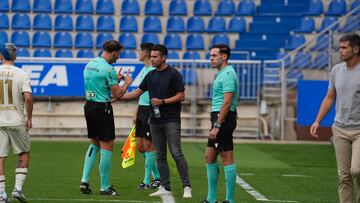 El colegiado Bestard Servera reprende al entrenador del Mirandés, Fran Justo.