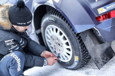384 clavos que permiten volar a 200 km/h sobre el hielo