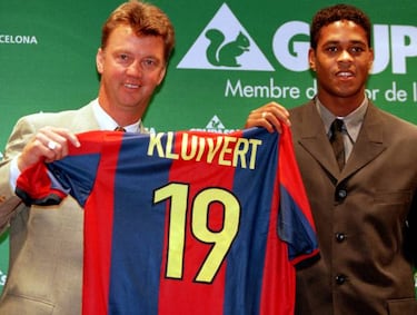 Messi and Kluivert, previous owners of the No.19 shirt at Barcelona