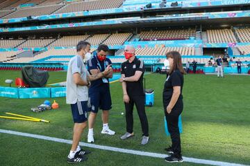 Luis Rubiales y José Francisco Molina charlan con Luis Enique, en presencia de la delegada Silvia Dorschnerova, antes del entrenamiento de la Selección en el Estadio La Cartuja.