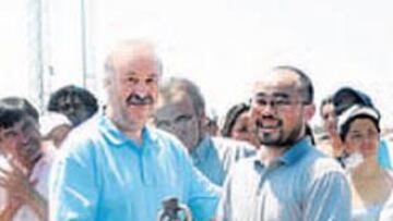 <b>SOLIDARIOS. </b> Del Bosque entregó los premios el año pasado