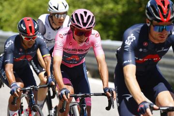 Egan Bernal con la maglia rosa.