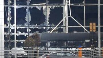 Imagen de los cristales rotos tras la explosi&oacute;n registrada este martes en el Aeropuerto de Zaventem, en Bruselas.