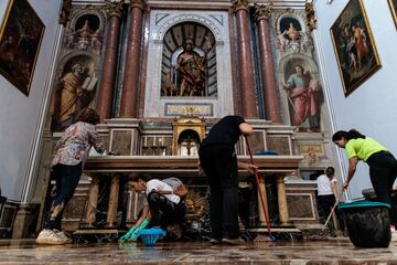 Voluntarios y vecinos trabajan en una iglesia de Chiva afectada por las inundaciones.