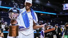 Edy Tavares exhibe los trofeos de campeón de la Liga ACB y de MVP de la final,