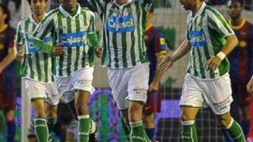 <b>SATISFECHOS. </b>Arzu celebra junto a Isidoro el tercer gol del miércoles contra el Barcelona.